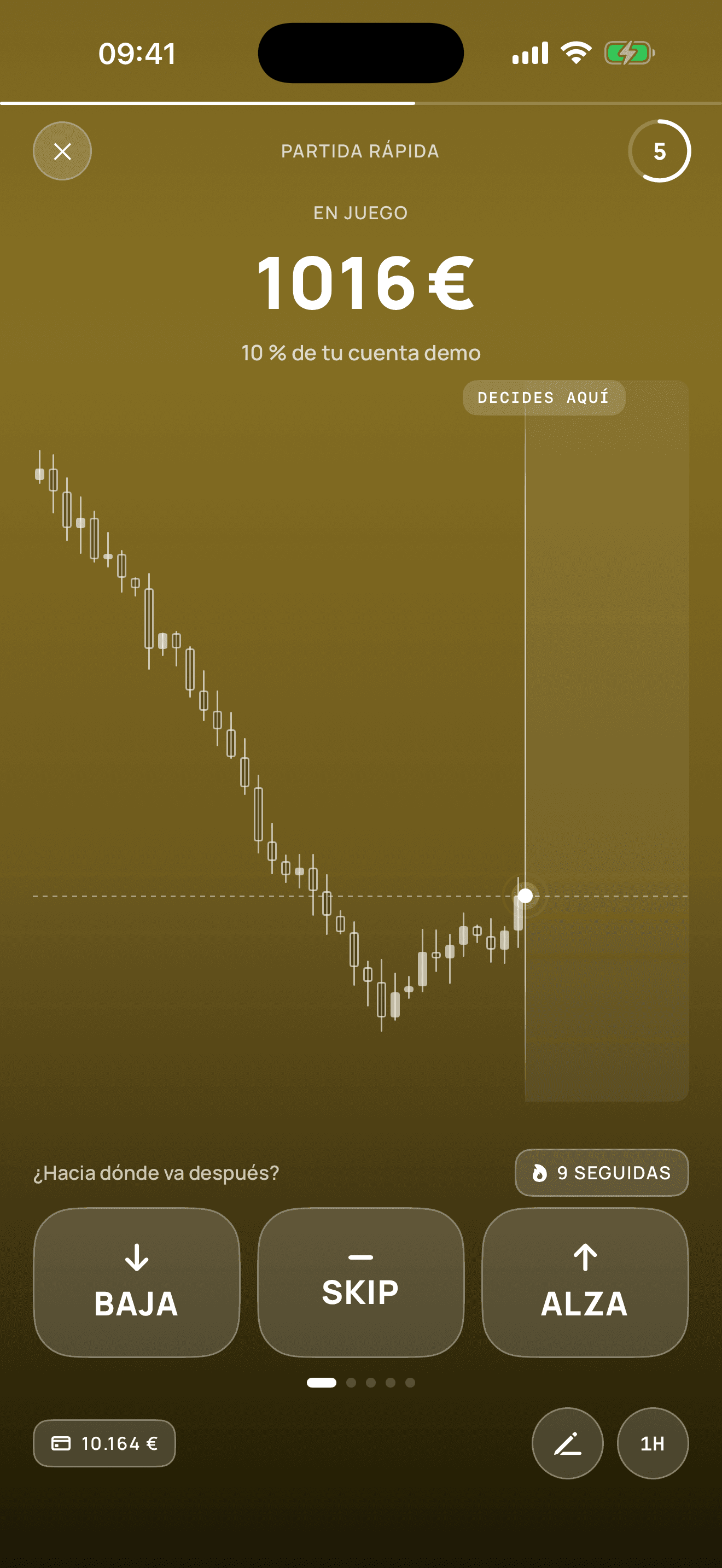 Un gráfico de velas parado sobre fondo dorado, con los botones Baja, Skip y Alza.